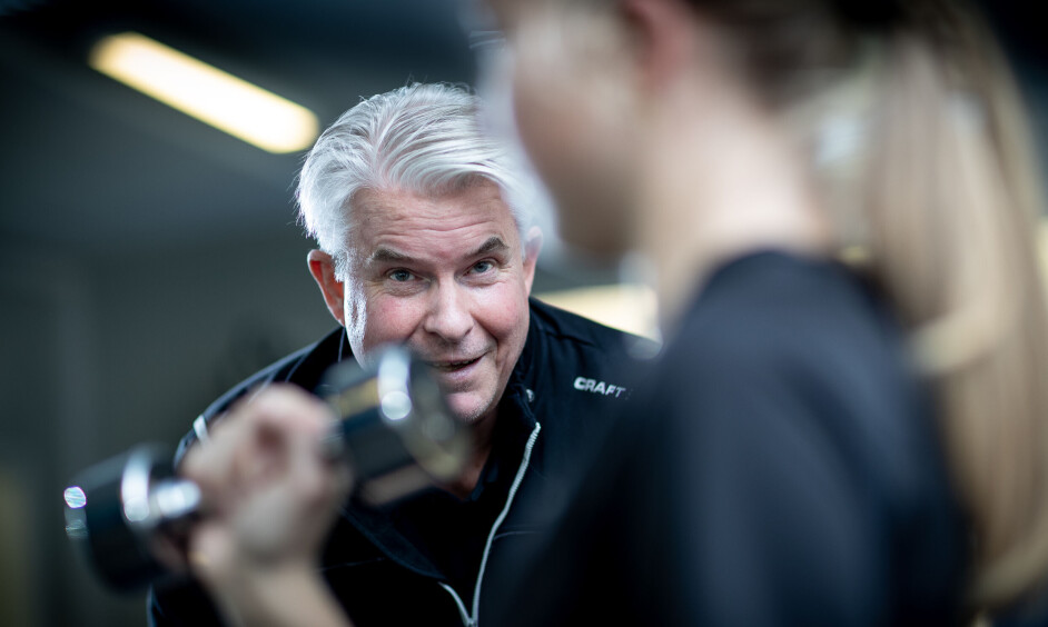 Hans Morten Jahr påser at øvelsen blir utført riktig.